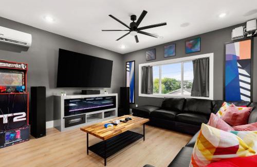 Downtown San Antonio House | Rooftop Karaoke W City Views, Hottub, Pool, Games