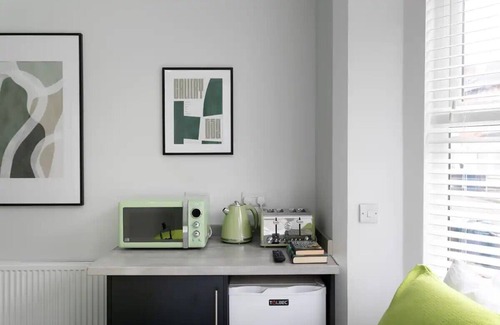 West Bridgford Apartment | Room 1 · Charming Studio in Nottingham– Perfect for Couples| Pass The Keys