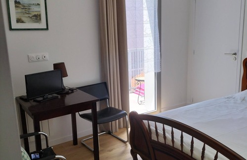 La Rochelle Bed & Breakfast | Room 12 m plus private shower room 4 m plus balcony 5 m'a 800 metres ocean