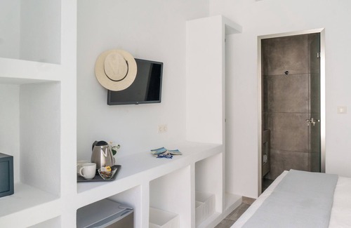 Paros Hotel | Room 5 @ Pelican Paros in the Old Town!