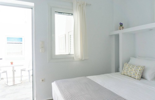 Paros Hotel | Room 6 @ Pelican Paros in the Old Town!