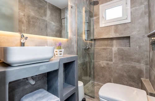 Paros Hotel | Room 9 @ Pelican Paros in the Old Town!