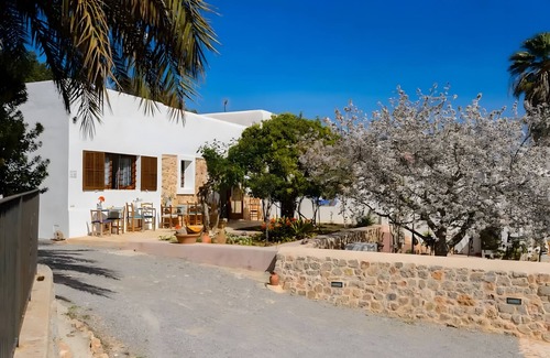 Sant Carles de Peralta Apartment | Room 'Almendro' with Mountain View, Wi-Fi and Air Conditioning