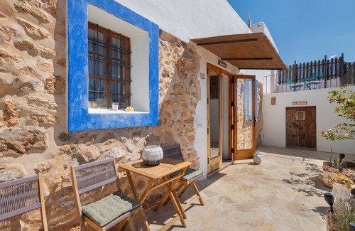 Sant Carles de Peralta Apartment | Room 'Almendro' with Mountain View, Wi-Fi and Air Conditioning