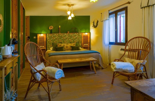 Chateauneuf-de-Gadagne Bed & Breakfast | Room 'Angevine' with Shared Pool, Wi-Fi and Air Conditioning