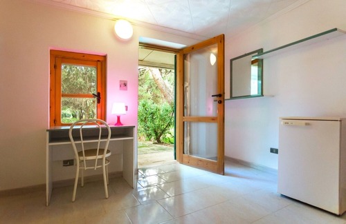 Chiesiola Apartment | Room 'Baia Falcone - Type A 101' with Sea View, Wi-Fi and Air Conditioning