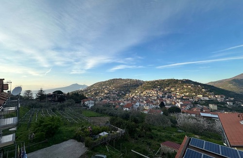 Piazza-Tralia-Pendolo Apartment | Room 'Camera Sentieri Con Vista Vesuvio' with Mountain View, Wi-Fi and Air Conditioning
