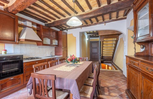 Montalcino Apartment | Room 'Camera Verde' with Shared Terrace and Wi-Fi