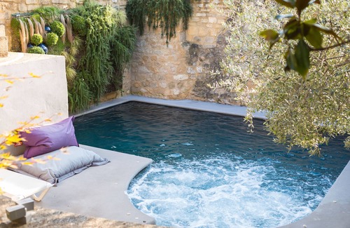Collias Apartment | Room 'Chambre 10' with Shared Pool, Wi-Fi and Air Conditioning