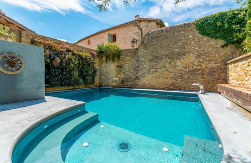 Collias Apartment | Room 'Chambre 10' with Shared Pool, Wi-Fi and Air Conditioning