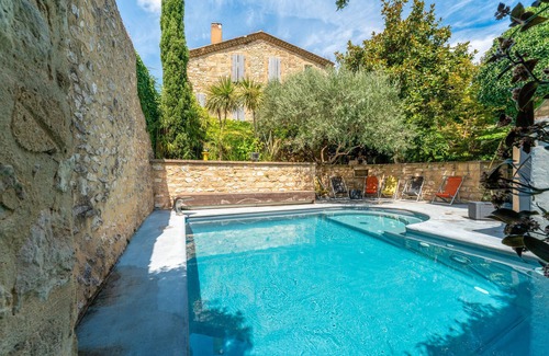 Collias Apartment | Room 'Chambre 10' with Shared Pool, Wi-Fi and Air Conditioning