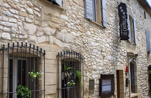 Collias Apartment | Room 'Chambre 21' with Shared Pool, Wi-Fi and Air Conditioning