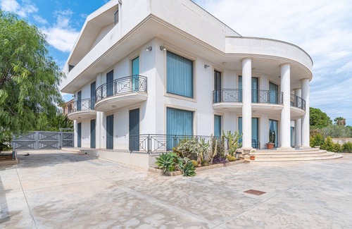 Pachino Apartment | Room 'David Gilmour - Junior Suite' with Shared Garden, Wi-Fi and Air Conditioning