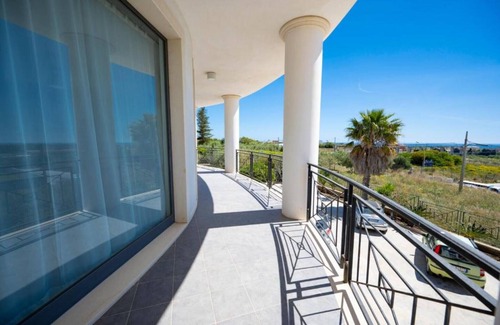 Pachino Apartment | Room 'David Gilmour - Junior Suite' with Shared Garden, Wi-Fi and Air Conditioning