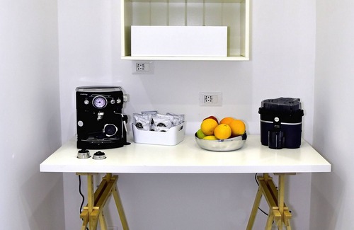 Ercolano Apartment | Room 'Elegante Camera Familiare' with Mountain View, Wi-Fi and Air Conditioning