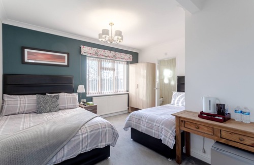 Queensbury House | Room-family Room With Private Bathroom