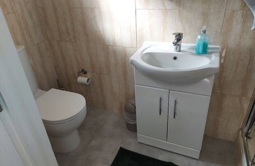 Queensbury House | Room-family Room With Private Bathroom