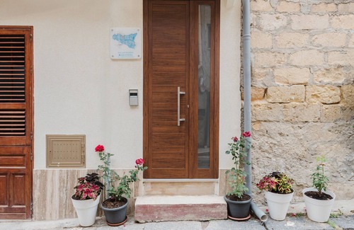 Montallegro Apartment | Room 'Favignana' with Balcony, Wi-Fi and Air Conditioning