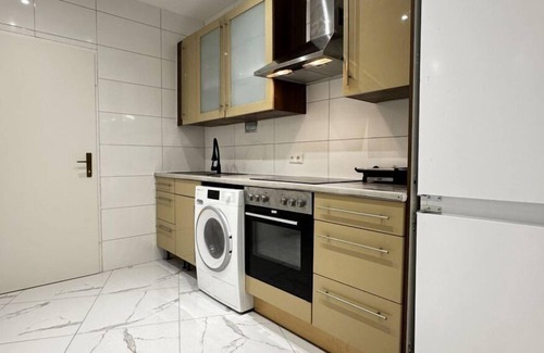 Liesing Apartment | Room for 2 in a 4BR Apt; Near Kaufpark Alterlaa