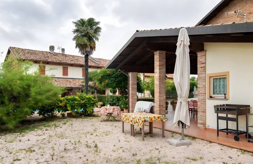 Costigliole d'Asti Apartment | Room 'Gallo' with Mountain View, Shared Pool and Wi-Fi