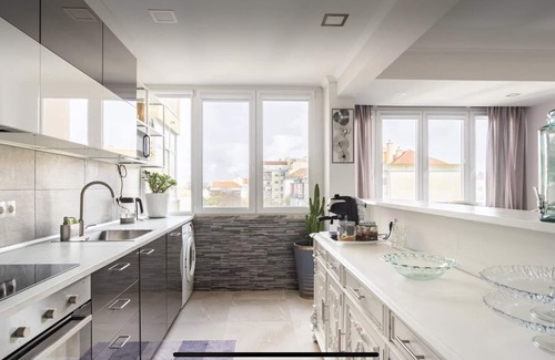 Reboleira Apartment | Room in apartment shared with other guests