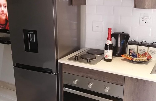 Kempton Park House | Room in B&B - Immaculate and Beautiful Chalet - Fully Equipped
