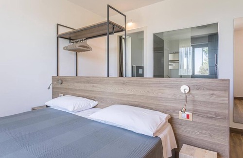 Moniga del Garda Bed & Breakfast | Room in B&B - Insula Felix - Deluxe Triple Room With Sea View
