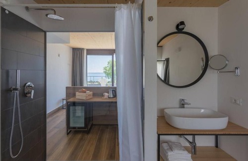 Moniga del Garda Bed & Breakfast | Room in B&B - Insula Felix - Deluxe Double Room With Balcony and Sea View