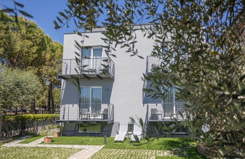 Moniga del Garda Bed & Breakfast | Room in B&B - Insula Felix - Deluxe Double Room With Balcony and Sea View