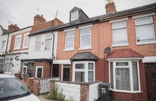 Aylestone House | Room in Guest room - Spacious Double Room in Leicester