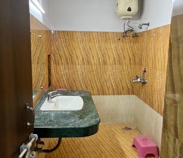 Gomti Nagar House | Room in the Heart of Gomti Nagar