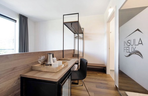 Moniga del Garda Apartment | Room 'Insula Felix Tripla Vista Lago' with Shared Terrace, Wi-Fi and Air Conditioning