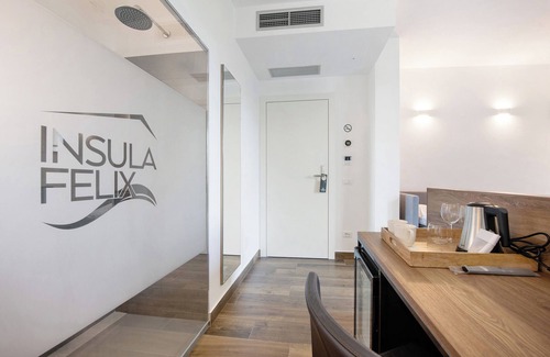 Moniga del Garda Apartment | Room 'Insula Felix Tripla Vista Lago' with Shared Terrace, Wi-Fi and Air Conditioning