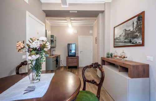Ponte dʼArbia Apartment | Room 'L'arco Del Pellegrino' with Wi-Fi and Air Conditioning