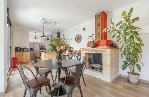 Murchas Apartment | Room 'La Boheme 4' with Mountain View, Wi-Fi and Air Conditioning
