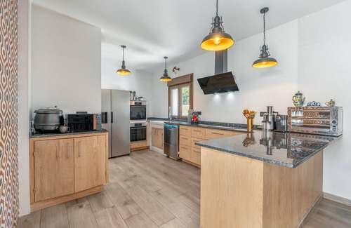Murchas Apartment | Room 'La Boheme 4' with Mountain View, Wi-Fi and Air Conditioning
