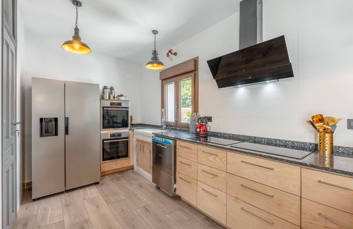 Murchas Apartment | Room 'La Boheme 4' with Mountain View, Wi-Fi and Air Conditioning