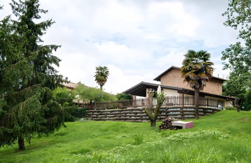 Costigliole d'Asti Apartment | Room 'Lepre' with Mountain View, Shared Pool and Wi-Fi