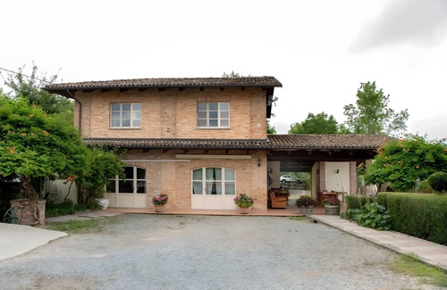 Costigliole d'Asti Apartment | Room 'Lepre' with Mountain View, Shared Pool and Wi-Fi