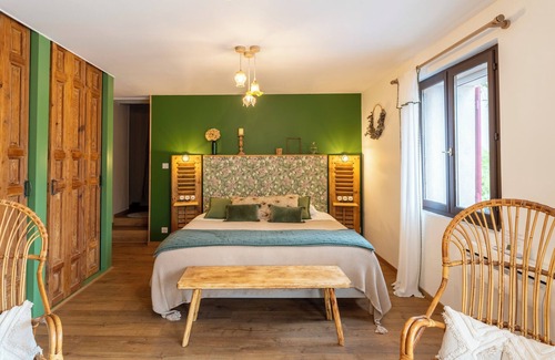 Chateauneuf-de-Gadagne Bed & Breakfast | Room 'Livaline' with Shared Pool, Wi-Fi and Air Conditioning