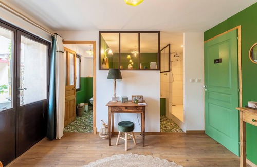 Chateauneuf-de-Gadagne Bed & Breakfast | Room 'Livaline' with Shared Pool, Wi-Fi and Air Conditioning