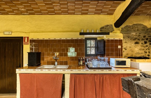 Montagut Apartment | Room 'Malvasia' with Mountain View, Shared Pool and Shared Terrace