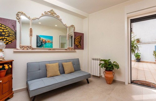 Misterbianco Bed & Breakfast | Room 'Mandarino' with Mountain View, Wi-Fi and Air Conditioning