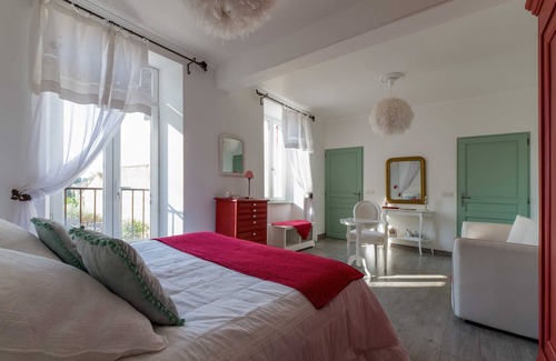 Chateauneuf-de-Gadagne Bed & Breakfast | Room 'Muscadine' with Shared Pool, Wi-Fi and Air Conditioning