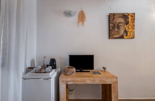 Sant Carles de Peralta Apartment | Room 'Olivo' with Mountain View, Wi-Fi and Air Conditioning
