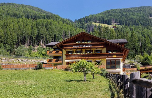 Valle Aurina Apartment | Room 'Pension Waldheim 11' with Mountain View, Shared Garden and Wi-Fi