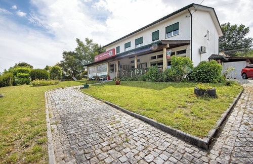 Castro Daire Apartment | Room 'Quarto 5 - Jorge Galinheiro' with Mountain View, Shared Garden and Wi-Fi