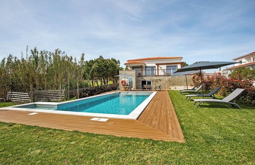 Famalicao Apartment | Room 'Quinta Dos Raposos - Suite Ar' with Shared Pool, Shared Terrace and Wi-Fi