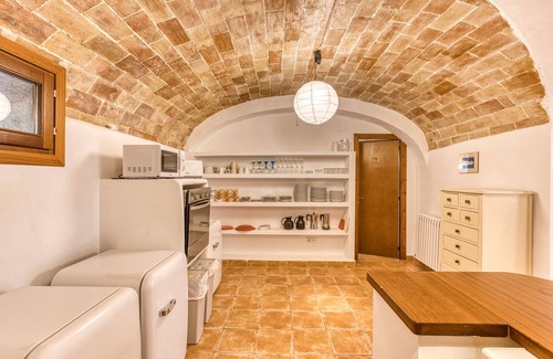 Borrassa Apartment | Room 'Sajolida' with Shared Pool, Wi-Fi and Air Conditioning
