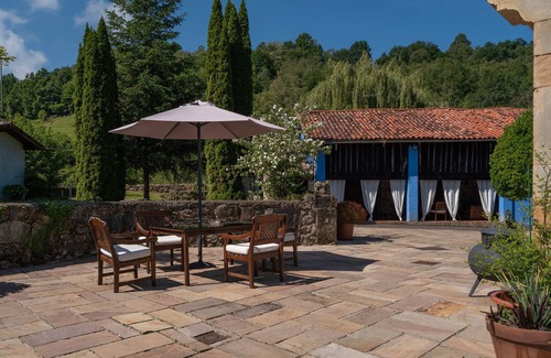 Santianes de Ola Apartment | Room 'Texu' with Mountain View, Shared Garden and Wi-Fi